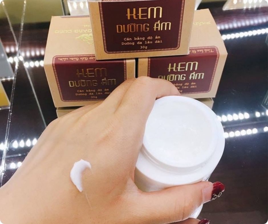 hướng dẫn sử dụng kem dưỡng ẩm Phấn Nụ Hoàng Cung theo từng bước