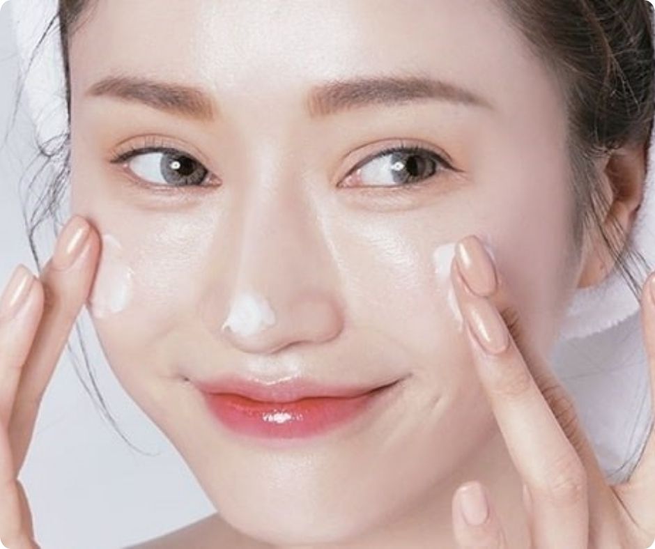 kem dưỡng ẩm dành cho da dầu đóng vai trò thiết yếu, được xem là một lớp màng chắn kiên cố, giúp bảo vệ làn da khỏi các tác nhân gây hại từ môi trường bên ngoài