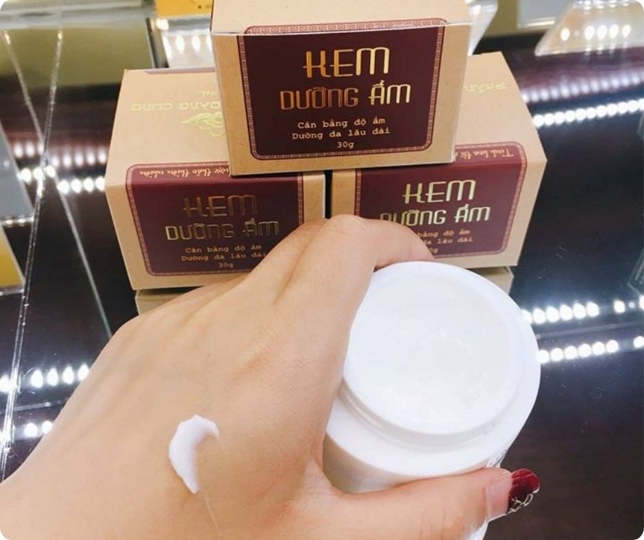 hình ảnh minh họa cụ thể nhằm giúp người dùng dễ dàng xác định chính xác liều lượng sản phẩm tương đương với kích cỡ của một hạt đậu khi thoa lên da